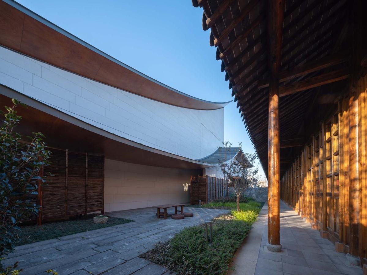 16_謇里小鎮(zhèn)展覽館_北側(cè)雙層屋檐，與老建筑的兩層屋檐分別呼應_?此間建筑攝影_(1).jpg