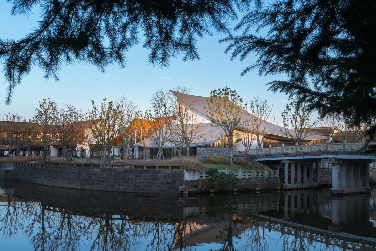 02_謇里小鎮(zhèn)展覽館_南側(cè)沿河實景_?此間建筑攝影.jpg