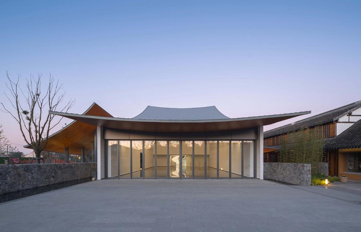 24_展廳幕墻可開啟，實現(xiàn)室內(nèi)外展陳空間融合（閉合狀態(tài)）_?此間建筑攝影.jpg